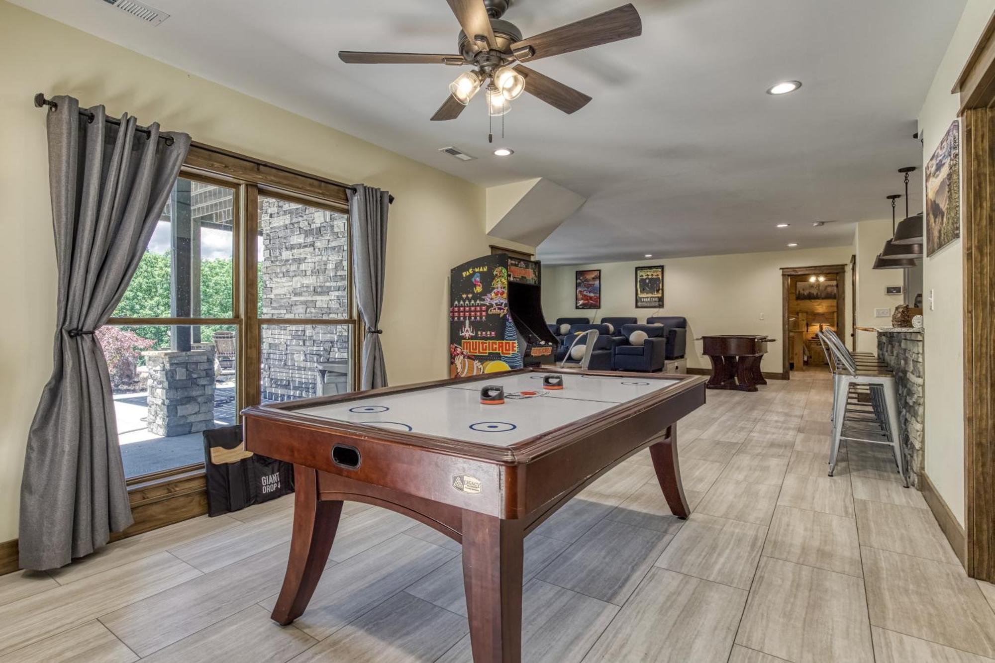 Alpine Splash - Luxury - Private Indoor Pool, Theatergaming, Large Yard, Pond, Basketball Court!!! Сивиървил Екстериор снимка