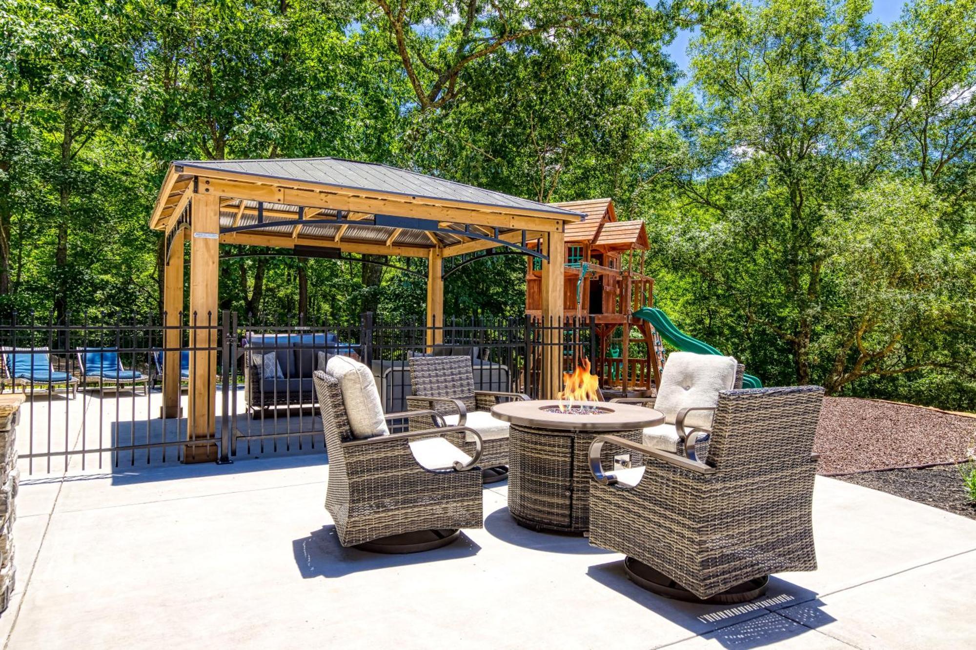 Alpine Splash - Luxury - Private Indoor Pool, Theatergaming, Large Yard, Pond, Basketball Court!!! Сивиървил Екстериор снимка